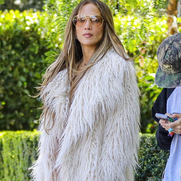 Elle privilégie des entraînements efficaces mais sans excès.

La danse reste un pilier essentiel de son équilibre.

EXCLUSIF West Holywood, CA Jennifer Lopez et ses enfants Emme et Max sont sortis pour fêter leur 18ème anniversaire dimanche. Ils ont déjeuné au San Vicente bungalows à West Hollywood puis JLo est allée au marché aux puces de Fairfax avec Emme et son manager Benny.

Backgrid USA / Bestimage