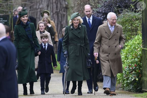 La literie est loin d'être celle d'un hôtel : "Les lits sont à l’ancienne avec des sommiers très grinçants." Qu'importe le confort pourvu qu'on ait tout le reste !

Catherine (Kate) Middleton, princesse de Galles, Prince Louis, le prince William, prince de Galles, Le roi Charles III d'Angleterre et Camilla Parker Bowles, reine consort d'Angleterre - La famille royale britannique se rend à la messe de Noël à Sandringham le 25 décembre 2024.