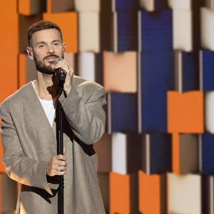 Exclusif - Matt Pokora pour les surprises lors de l'enregistrement de l'émission "La Boîte à secrets", présentée par Faustine Bollaert et diffusée le 17 octobre sur France 3, dans les studios du Lendit à Saint-Denis, France, le 23 septembre 2025. © Cyril Moreau/Bestimage