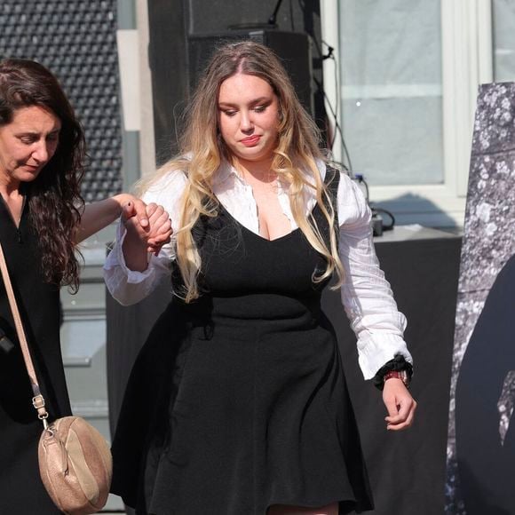 Adeline Quenon, la soeur aînée d'E.Dequenne, et Milla Savarese, la fille unique d'E.Dequenne - 300 personnes réunies pour rendre hommage à Emilie Dequenne dans sa ville de Chièvres (Belgique), le 9 avril 2025, quelques semaines après son décès prématuré, survenu le 16 mars 2025.