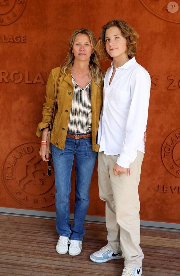 Le couple a été officiellement marié en 1995, avant de fonder une famille avec la naissance de leurs trois enfants : Yasmine, Roman et Milo.

Sarah Poniatowski (Lavoine) et son fils Roman - Personnalités au village (jour 11) lors des Internationaux de France de Tennis de Roland Garros à Paris. Le 1er juin 2022
© Dominique Jacovides / Bestimage