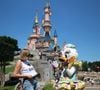 La jeune femme de 28 ans a décidé de se rendre à Disneyland Paris ce samedi 21 juin avec quelques amis et a même pu prendre la pose avec Daisy Duck !
Louane prend la pose avec Daisy Duck à DisneyLand Paris le 21 juin 2025 © Instagram