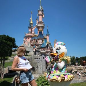 La jeune femme de 28 ans a décidé de se rendre à Disneyland Paris ce samedi 21 juin avec quelques amis et a même pu prendre la pose avec Daisy Duck !

Louane prend la pose avec Daisy Duck à DisneyLand Paris le 21 juin 2025 © Instagram