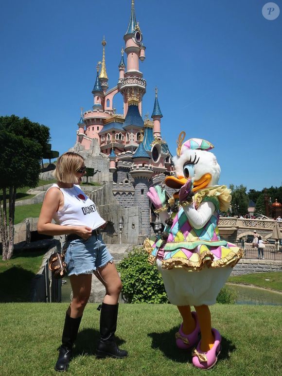 La jeune femme de 28 ans a décidé de se rendre à Disneyland Paris ce samedi 21 juin avec quelques amis et a même pu prendre la pose avec Daisy Duck !

Louane prend la pose avec Daisy Duck à DisneyLand Paris le 21 juin 2025 © Instagram