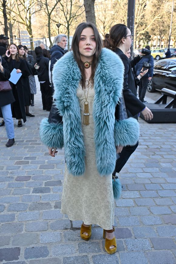Il s'agit de sa nièce de 26 ans, Zoé
Zoé Adjani arrive au défilé Chloé pendant la semaine de la mode à Paris, France, le 6 mars 2025. Photo by Julien Reynaud/APS-Medias/ABACAPRESS.COM