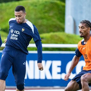 Kylian Mbappé lors de l'entraînement des joueurs de l'équipe de France de football au centre de formation et centre National du Football de Clairefontaine-en-Yvelines, France, le 2 juin 2025. © Baptiste Autissier/Psnewz/Bestimage