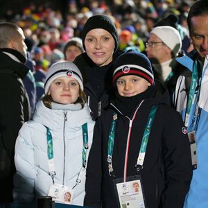 Le prince Albert et la princesse Charlène de Monaco et leurs enfants, le prince Jacques de Monaco et la princesse Gabriella de Monaco assistent à la remise des prix de l'équipe mixte de skeleton lors des jeux olympiques d'hiver de Milan-Cortina 2026 le 15 février.

Photo : Zuma Press/Bestimage