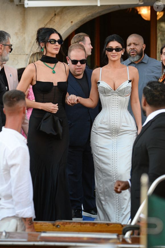 Kendall Jenner et Kylie Jenner ont été vues à Venise, en Italie, avant le mariage de Jeff Bezos et Lauren Sanchez. Photographe : Backgrid UK/ Bestimage