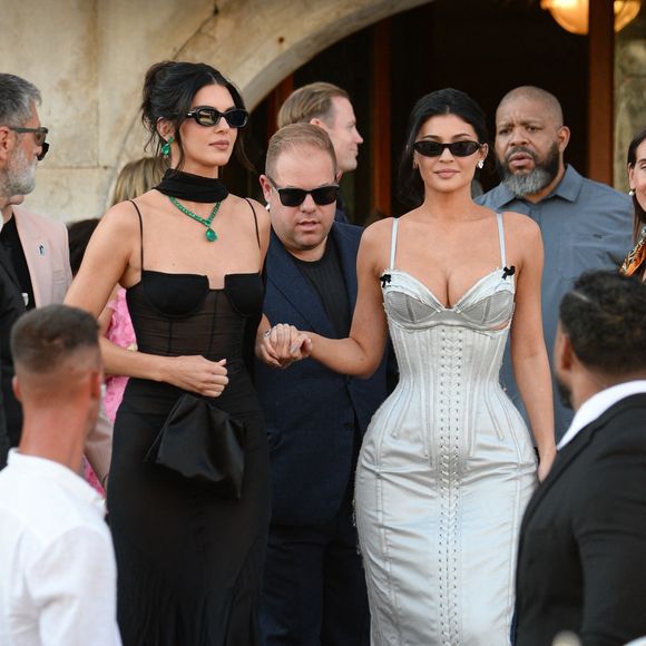 Kendall Jenner et Kylie Jenner ont été vues à Venise, en Italie, avant le mariage de Jeff Bezos et Lauren Sanchez. Photographe : Backgrid UK/ Bestimage
