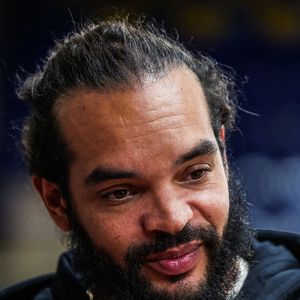 La propriété compte aussi un grand jardin arboré, un terrain de basket, un bar privé et une salle des trophées.

Joakim Noah, ancien joueur, lors du match « NBA Cares - NBA Paris Game 2023 » à la Salle Marcel Cerdan, le 18 janvier 2023 à Paris, en France. Photo de Johnny Fidelin/Icon Sport/ABACAPRESS.COM