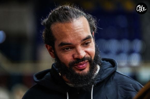 La propriété compte aussi un grand jardin arboré, un terrain de basket, un bar privé et une salle des trophées.

Joakim Noah, ancien joueur, lors du match « NBA Cares - NBA Paris Game 2023 » à la Salle Marcel Cerdan, le 18 janvier 2023 à Paris, en France. Photo de Johnny Fidelin/Icon Sport/ABACAPRESS.COM