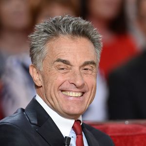 Gérard Holtz - Enregistrement de l'émission "Vivement Dimanche" à Paris le 04 novembre 2015 et qui sera diffusée le 08 novembre, France télévisions en Féte. Le magazine sportif "Stade 2" fête ses 40 ans alors que l'émission "Télématin" fête ses 30 ans. © Coadic Guirec / Bestimage