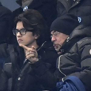 Attiré par l'anglais, Sean Obispo a suivi un cursus bilingue. 

Pascal Obispo et son fils Sean dans les tribunes du Stade de France lors du match amical international opposant la France à l'Uruguay à Saint-Denis, Seine Saint-Denis, France, le 20 novembre 2018. La France a gagné 1-0. © Cyril Moreau/Bestimage