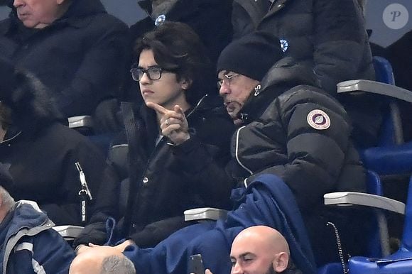 Attiré par l'anglais, Sean Obispo a suivi un cursus bilingue. 

Pascal Obispo et son fils Sean dans les tribunes du Stade de France lors du match amical international opposant la France à l'Uruguay à Saint-Denis, Seine Saint-Denis, France, le 20 novembre 2018. La France a gagné 1-0. © Cyril Moreau/Bestimage