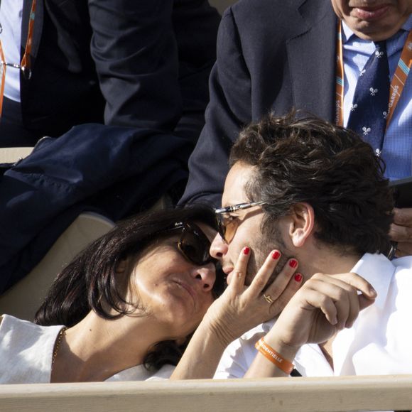 Florence Foresti et son compagnon Alexandre Kominek dans les tribunes lors des Internationaux de France de Tennis de Roland Garros 2022 à Paris, le 29 mai 2022. 
Photo : Cyril Moreau / Bestimage