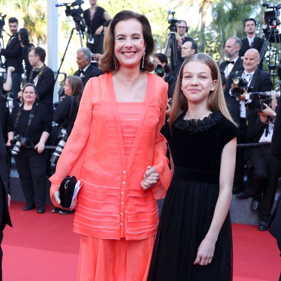 Carole Bouquet et sa petite-fille Darya Rassam - Montée des marches du film « Le comte de Monte-Cristo » lors du 77ème Festival International du Film de Cannes, au Palais des Festivals à Cannes. Le 22 mai 2024
© Jacovides-Moreau / Bestimage