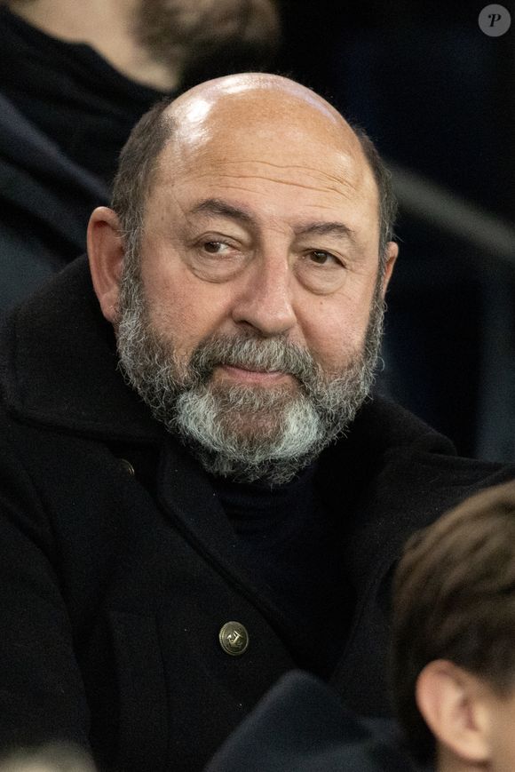 Kad Merad - Célébrités dans les tribunes du match de Ligue des Champions entre le PSG contre le Bayern de Munich (1-2) au Parc des Princes à Paris le 4 novembre 2025. © Cyril Moreau/Bestimage