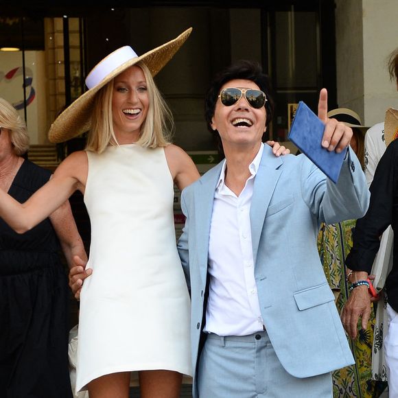 Les jeunes mariés, Jean-Luc Lahaye et sa femme Paola (Lahaye-Aubin) à la sortie de la mairie du 18ème arrondissement de Paris - J.L.Lahaye s'est marié en secondes noces avec sa compagne P.Aubin à la mairie du 18ème arrondissement de Paris, le 2 juillet 2025. © Agence / Bestimage