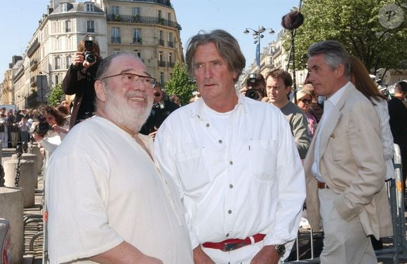 Carlos, Olivier de Kersauson et Gilbert Coullier à l'église St-Germain-des-Pres à Paris, France, le 18 mai 2005, pour une messe en hommage au célèbre producteur de musique français Eddie Barclay, décédé à l'âge de 84 ans vendredi dernier. Photo par Gorassini-Mousse/ABACA
