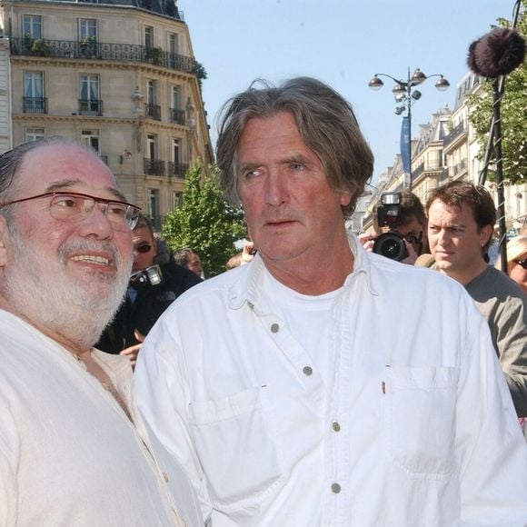 Carlos, Olivier de Kersauson et Gilbert Coullier à l'église St-Germain-des-Pres à Paris, France, le 18 mai 2005, pour une messe en hommage au célèbre producteur de musique français Eddie Barclay, décédé à l'âge de 84 ans vendredi dernier. Photo par Gorassini-Mousse/ABACA