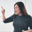 La psychologie l'explique : que signifie le fait d'élever la voix en parlant ?