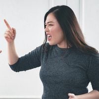 La psychologie l'explique : que signifie le fait d'élever la voix en parlant ?