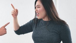 La psychologie l'explique : que signifie le fait d'élever la voix en parlant ?