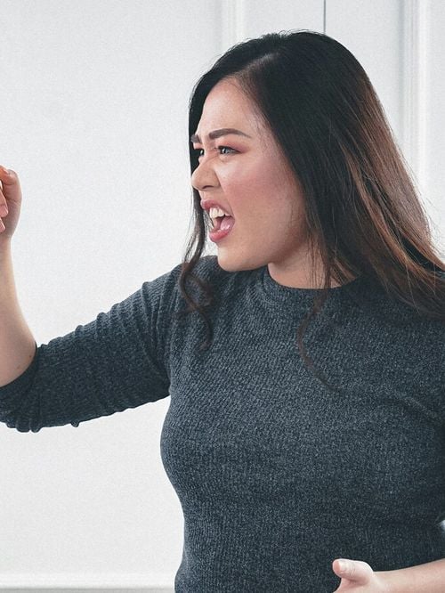 La psychologie l'explique : que signifie le fait d'élever la voix en parlant ?