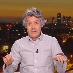 Yann Barthès annonce le départ à la retrait d'un membre de son équipe de "Quotidien" en 2025 sur TMC.
Crédit : Quotidien/TMC