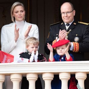 Le prince Albert II de Monaco, la princesse Charlène de Monaco, le prince héritier Jacques de Monaco et la princesse Gabriella de Monaco posant sur le balcon du palais lors des célébrations de la fête nationale monégasque le 19 novembre 2019 à Monaco, Monaco. Photo David Niviere/ABACAPRESS.COM