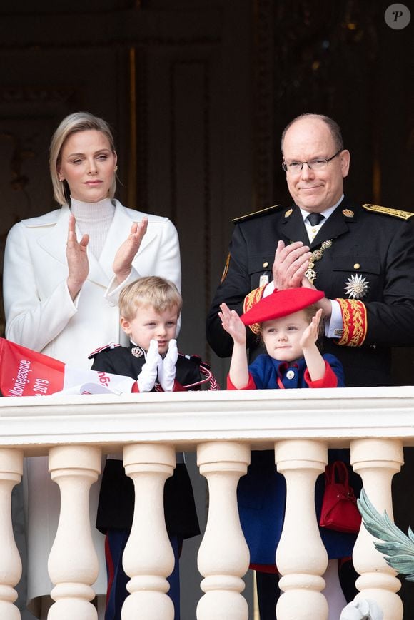 Le prince Albert II de Monaco, la princesse Charlène de Monaco, le prince héritier Jacques de Monaco et la princesse Gabriella de Monaco posant sur le balcon du palais lors des célébrations de la fête nationale monégasque le 19 novembre 2019 à Monaco, Monaco. Photo David Niviere/ABACAPRESS.COM