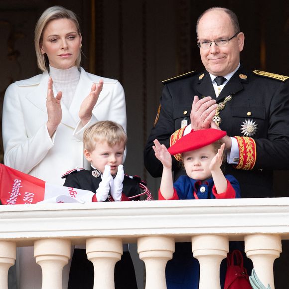 Le prince Albert II de Monaco, la princesse Charlène de Monaco, le prince héritier Jacques de Monaco et la princesse Gabriella de Monaco posant sur le balcon du palais lors des célébrations de la fête nationale monégasque le 19 novembre 2019 à Monaco, Monaco. Photo David Niviere/ABACAPRESS.COM