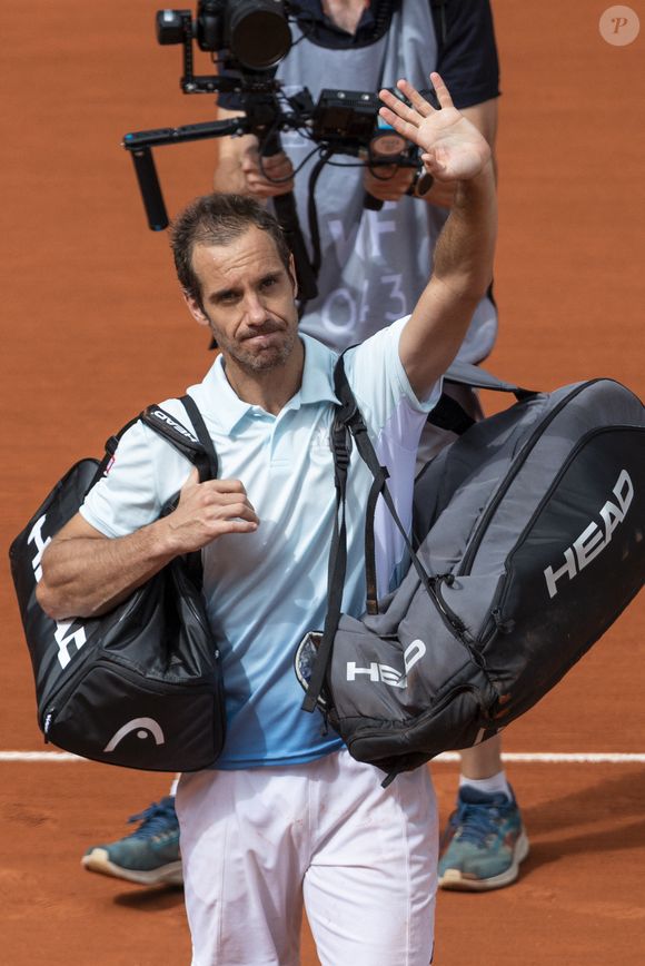 Richard Gasquet - R.Gasquet reçoit les honneurs du court Philippe Chatrier pour le dernier match de sa carrière lors des Internationaux de France de Tennis de Roland Garros 2025, le 29 mai 2025, après 23 ans de carrière. Pour sa dernière rencontre, le Français s'est incliné face à l'Italien J.Sinner ((6-3, 6-0, 6-4).
© Moreau / Jacovides / Bestimage