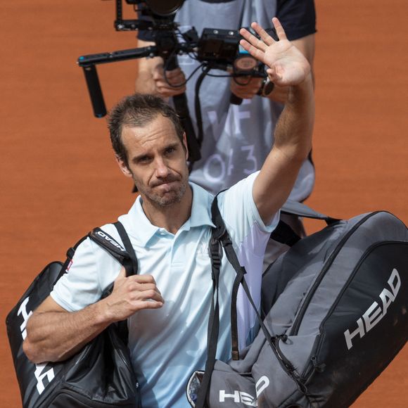 Richard Gasquet - R.Gasquet reçoit les honneurs du court Philippe Chatrier pour le dernier match de sa carrière lors des Internationaux de France de Tennis de Roland Garros 2025, le 29 mai 2025, après 23 ans de carrière. Pour sa dernière rencontre, le Français s'est incliné face à l'Italien J.Sinner ((6-3, 6-0, 6-4).
© Moreau / Jacovides / Bestimage