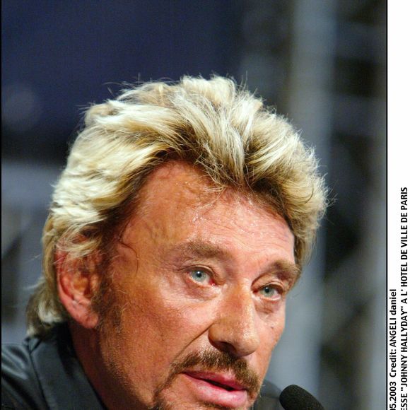 Conférence de presse "Johnny Hallyday" à l'hôtel de ville de Paris, le 25 mai 2003. © DANIEL ANGELI / BESTIMAGE