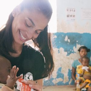 Tatiana Silva est en mission pour l'Unicef dans le sud de Madagascar en Avril 2023. Centre de santé de Sampiona, Vorila 8 mois, dans les bras de Tatiana prenant son traitement nutritif à base de pate d'arachides, le plumpy'nut jusqu'à ce qu'il récupère un poids normal pour son âge. Arnaud Juherian / Unicef via Bestimage