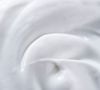 Pour fixer les sourcils et les paillettes : sa texture permet de maintenir les poils en place ou de faire adhérer quelques paillettes.

Pexels