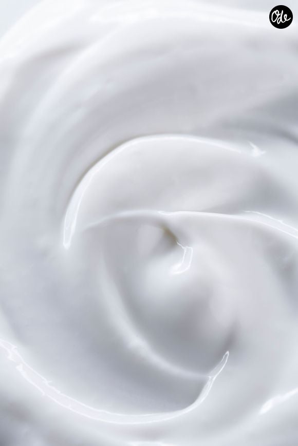 Pour fixer les sourcils et les paillettes : sa texture permet de maintenir les poils en place ou de faire adhérer quelques paillettes.

Pexels