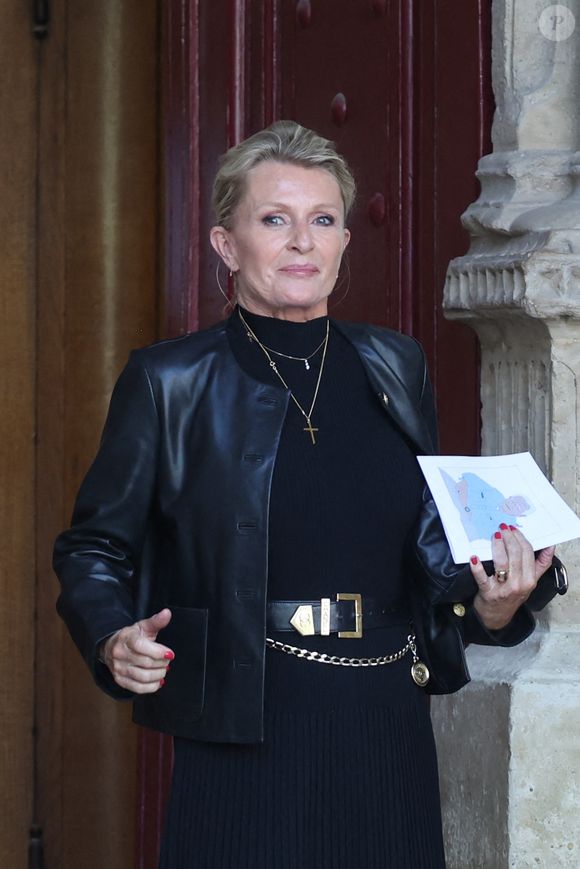 Sophie Davant - Sorties des obsèques de Philippe Labro en l'église de Saint-Germain-des-Prés à Paris le 13 juin 2025. © Dominique Jacovides - Christophe Clovis / Bestimage