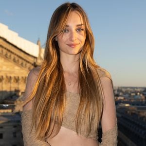 Elle est très discrète sur sa vie personnelle.

Emma Smet - Soirée "French Touch" sur la terrasse des Galeries Lafayette à Paris le 5 juillet 2022. © Jeremy Melloul/Bestimage