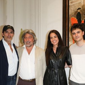 Exclusif - Anthony Delon, Arnaud Cornette de Saint Cyr, Anouchka Delon et Alain-Fabien Delon au cocktail à l'issue de la conférence de presse pour la vente de la collection Alain Delon chez Bonhams Cornette de Saint Cyr à Paris le 19 juin 2023. © Coadic Guirec/Bestimage