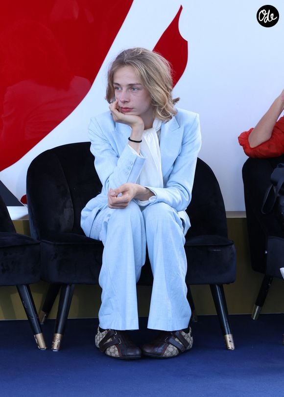 Cette première couverture très remarquée pourrait bien marquer les débuts de Billy dans l’univers de la mode.

Billy Blanchard ( fils de Julie Depardieu et Philippe Katerine) - Photocall du film 'Les derniers jours de Charles Baudelaire' au Grimaldi Forum lors de la 65ème édition du Festival TV De Monte Carlo le 13 Juin 2026 © Denis Guignebourg /Bestimage