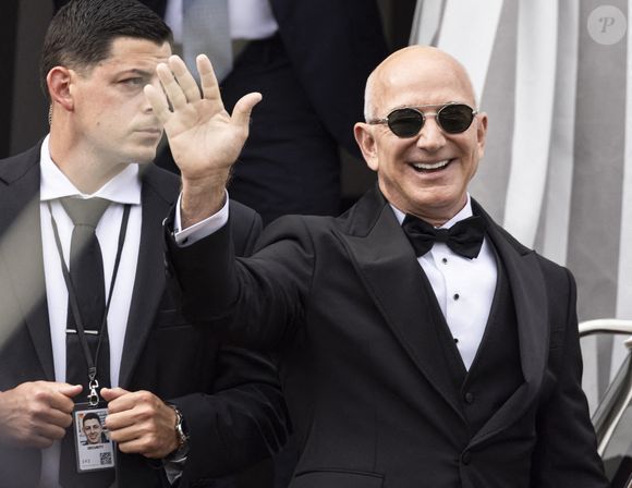 Jeff Bezos quitte l'hôtel Aman pour assister à la cérémonie de mariage sur l'île de San Giorgio avant le mariage de Jeff Bezos et Lauren Sanchez le 27 juin 2025 à Venise, Italie. Photo parMarco Piovanotto/ABACAPRESS.COM