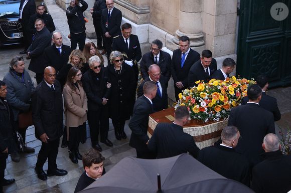 Dans les colonnes du "Parisien" ce samedi 7 février, les créateurs du cercueil de Brigitte Bardot confirment que la demande a explosé. 

Le cercueil, Aurore Berger, le mari de Brigitte Bardot, Bernard d'Ormale, arrivant à l'église Notre-Dame de l'Assomption, pour la cérémonie funéraire de l'actrice française Brigitte Bardot, à Saint-Tropez, dans le sud-est de la France, le 7 janvier 2026. Photo par Raphael Lafargue/ABACAPRESS.COM