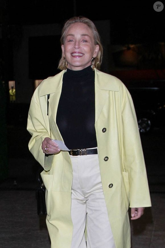 EXCLUSIF Beverly Hills, CA L'actrice de 'Basic Instinct' Sharon Stone est tout sourire alors qu'elle dîne au restaurant Loukà à Beverly Hills en compagnie d'un homme mystérieux - 14/04/2026 ©Backgrid USA / Bestimage