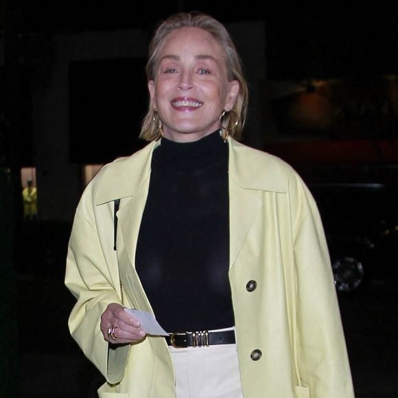 EXCLUSIF Beverly Hills, CA L'actrice de 'Basic Instinct' Sharon Stone est tout sourire alors qu'elle dîne au restaurant Loukà à Beverly Hills en compagnie d'un homme mystérieux - 14/04/2026 ©Backgrid USA / Bestimage