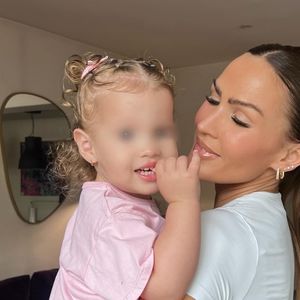 "J'ai proposé quelques réécritures pour que cela me ressemble davantage. J'ai adoré l'expérience, l'équipe a été très accueillante et j'ai eu l'impression d'intégrer une famille", a-t-elle raconté.

Vitaa immortalisée avec sa fille Noa - (Capture d'écran Instagram - juin 2024)