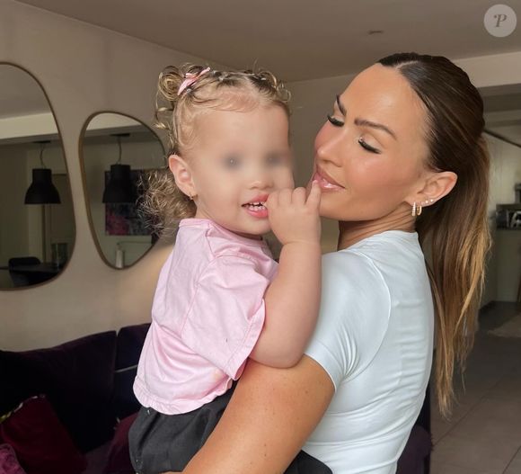 "J'ai proposé quelques réécritures pour que cela me ressemble davantage. J'ai adoré l'expérience, l'équipe a été très accueillante et j'ai eu l'impression d'intégrer une famille", a-t-elle raconté.

Vitaa immortalisée avec sa fille Noa - (Capture d'écran Instagram - juin 2024)