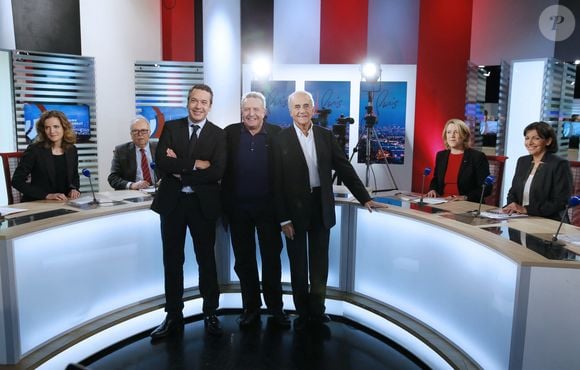 Les journalistes français Matthieu Croissandeau, Michel Field, et Jean-Pierre Elkabbach, posent à côté des candidats à l'élection municipale de 2014 à Paris, (De G) Nathalie Kosciusko-Morizet du parti de droite UMP, Wallerand de Saint-Just du parti d'extrême droite Front National, Danielle Simonnet du parti d'extrême gauche Parti de Gauche, et Anne Hidalgo du parti socialiste (PS) avant le début d'un débat télévisé en vue de l'élection. Photo by Patrick Kovarik/Pool/ABACAPRESS.COM