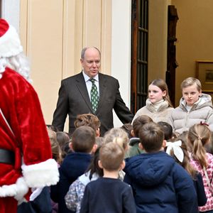 Le prince Albert II de Monaco, la princesse Charlene et leurs enfants la princesse Gabriella et le prince héréditaire Jacques ont accueilli les enfants monégasque pour le traditionnel arbre de Noël du Palais à Monaco, le 17 décembre 2025.© Bruno Bebert/Bestimage